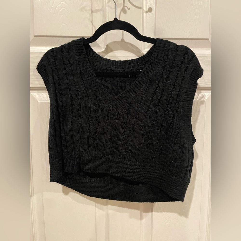Black cropped sweater vest, size M/L, great condition!
